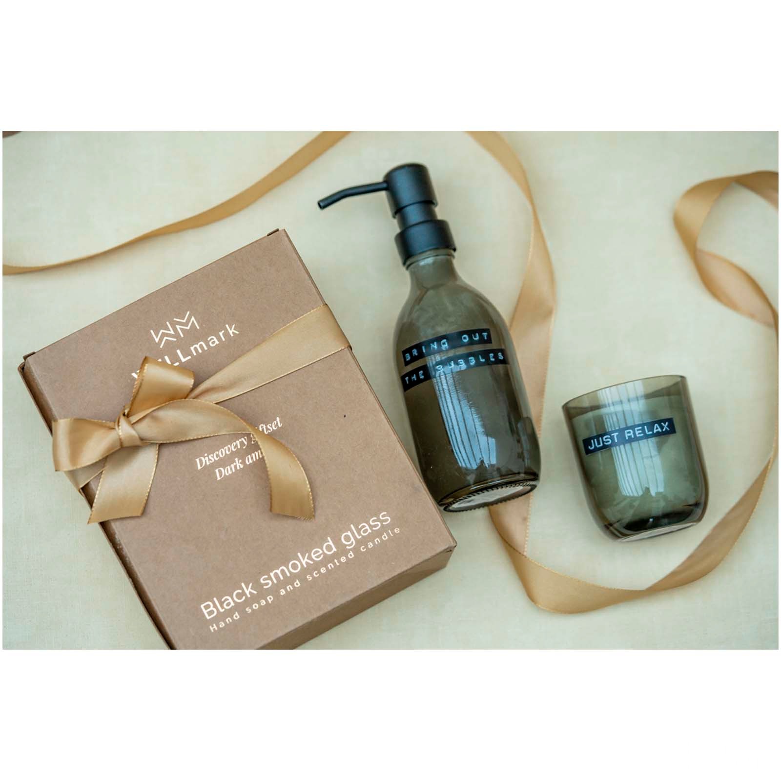 Wellmark Discovery set med 200 ml handtvål med pump och 150 g doftljus – mörk bärnstensdoft