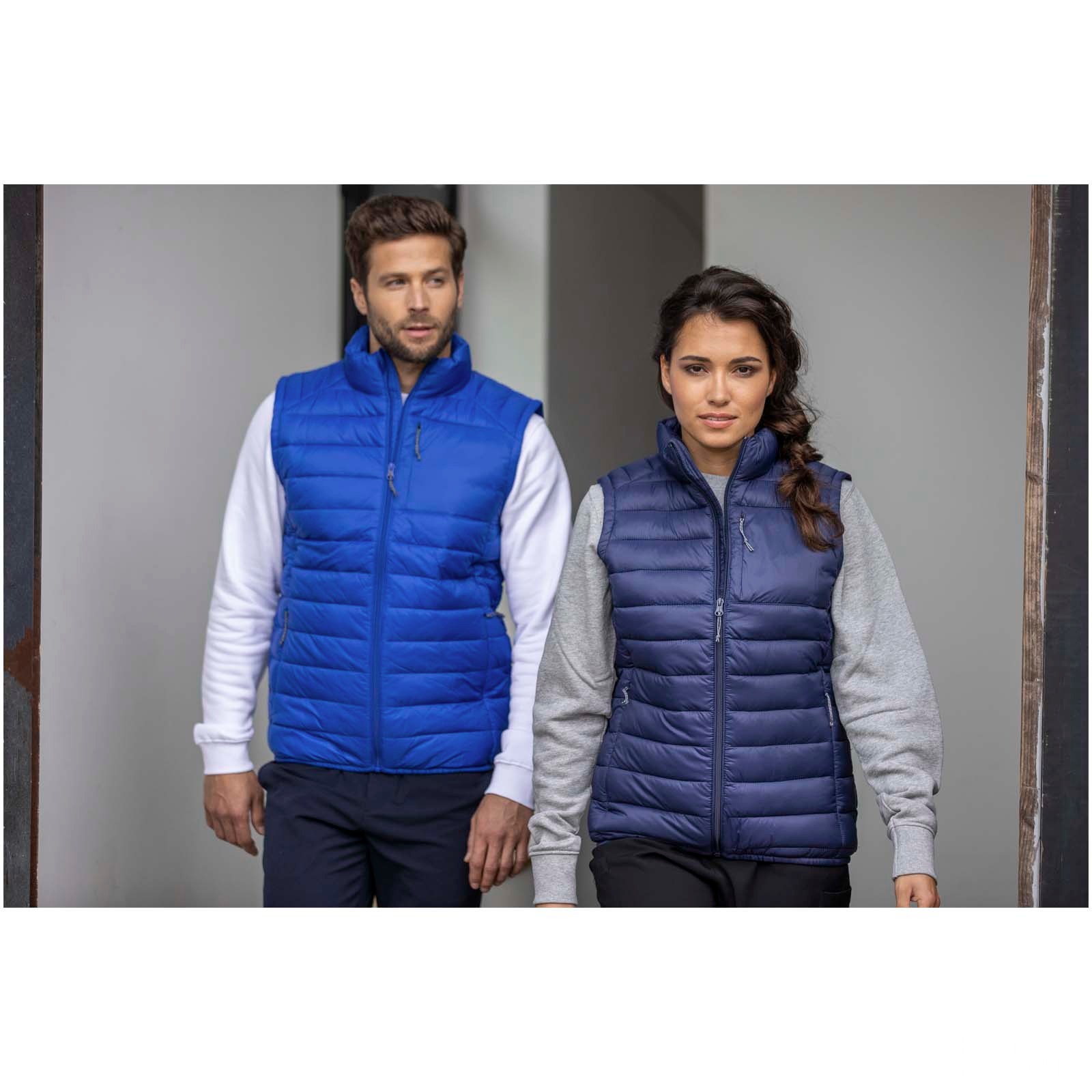 Pallas vest dame av resirkulerte materialer med trykk