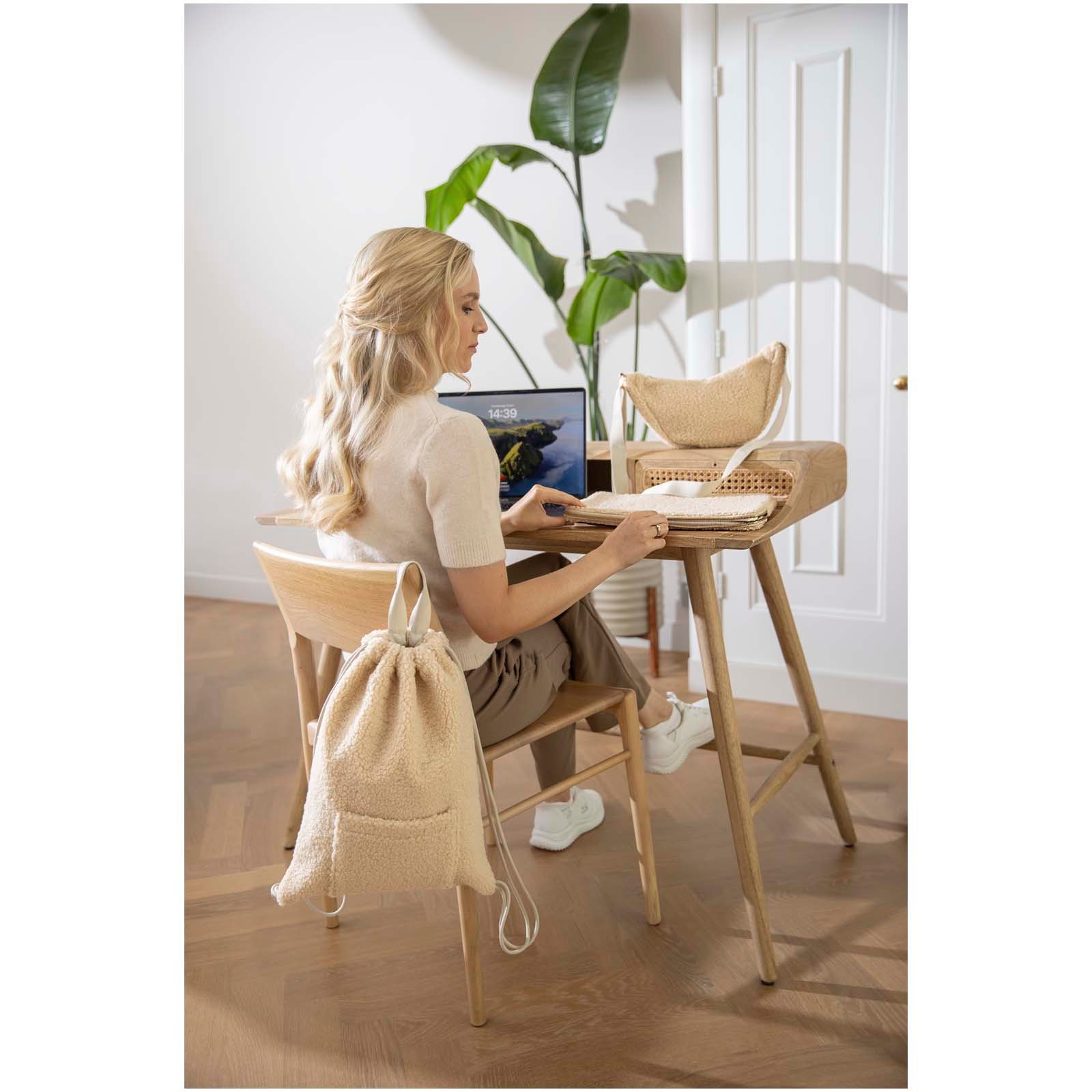 Bear 13" laptopfodral av GRS-återvunnen sherpa, 2 l